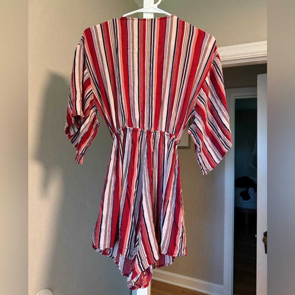 Selfie Leslie XS , tie front, medium bell sleeve, breathable fabric, red striped